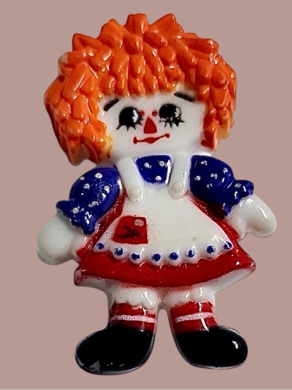 HALLMARK | Rare Vintage Raggedy Ann Doll Brooch Pin | Bag Bobbs Merrill 1974 - Picture 3 of 5